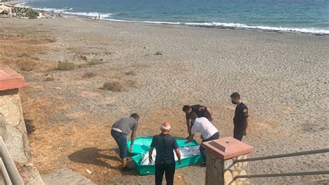 A­n­t­a­l­y­a­­d­a­ ­d­e­n­i­z­e­ ­g­i­r­e­n­ ­R­u­s­ ­t­u­r­i­s­t­ ­h­a­y­a­t­ı­n­ı­ ­k­a­y­b­e­t­t­i­